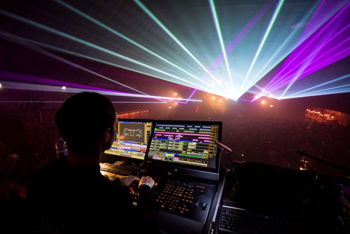 Musik und Licht vereint zum Besten. Lasershow, Lichtmischpult, Soundsystem Pioneer, Partytime, WeLoveTechno