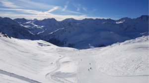 Bei perfekten Skiwetter mitten auf der Piste für Arosa Tourismus. USL Veranstaltungtechni unterwegs