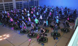 Jumping Fitness Party, einmal et